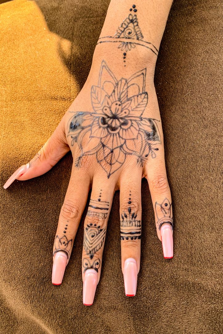 Tattoo | Henna finger tattoo, Finger tattoo designs, Henna tattoo designs